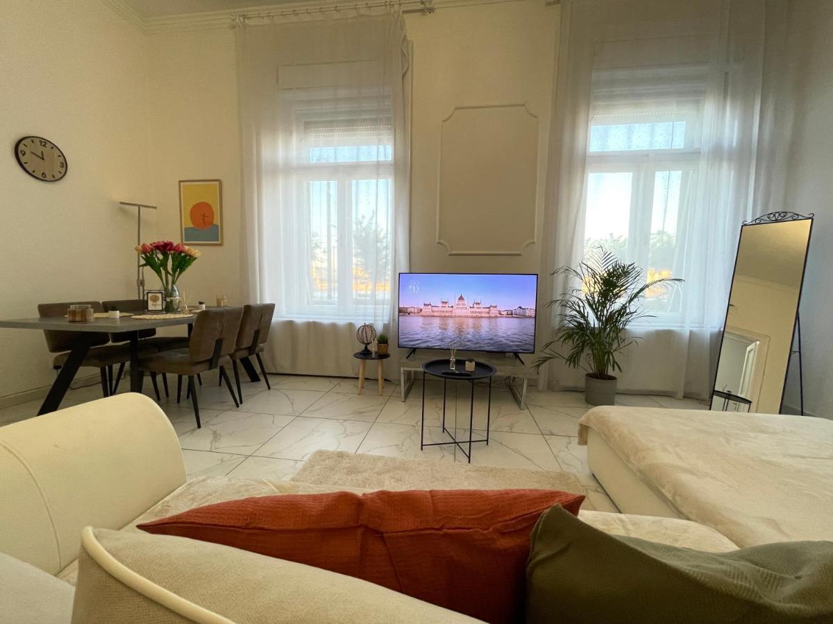 Luxury Riverside Panorama Appartement *